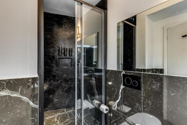 Baboon Room image 17